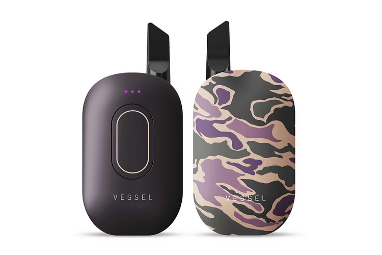 Vaporizér Vessel Compass s fialovým maskáčovým dizajnom a nabíjacím portom