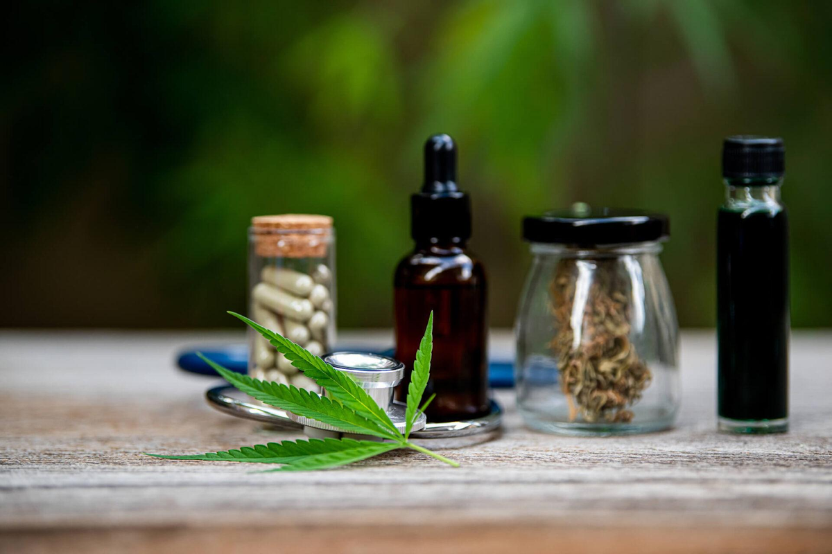 Cannabis list s rôznymi spôsobmi užívania vrátane olejových tinktúr, sušeného kvetu, kapsúl a vape kaziet
