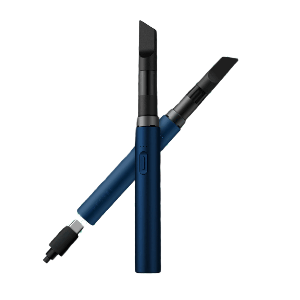 Vessel Core vape pen v námorníckej modrej s čiernym náustkom a nabíjacím káblom